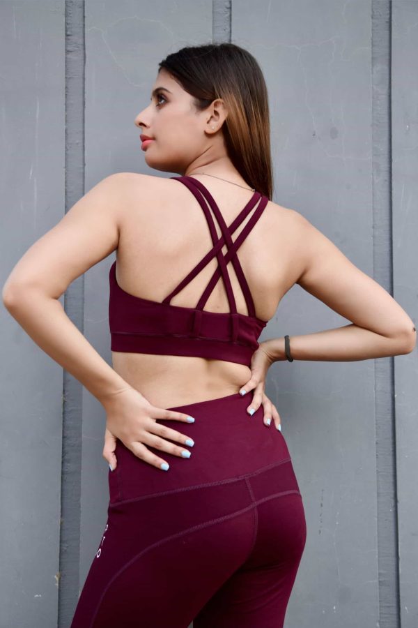 woman wearing repset-go plum tights back angle-